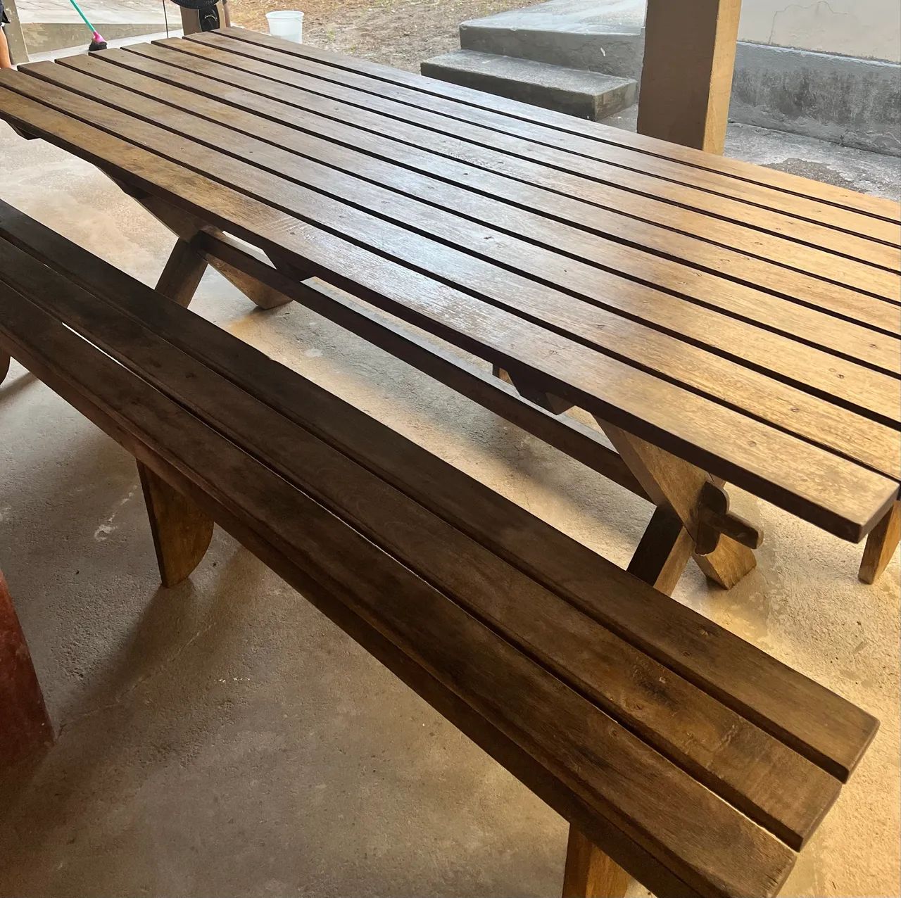 Mesa grande com bancos em Madeira de Lei - Foto 2