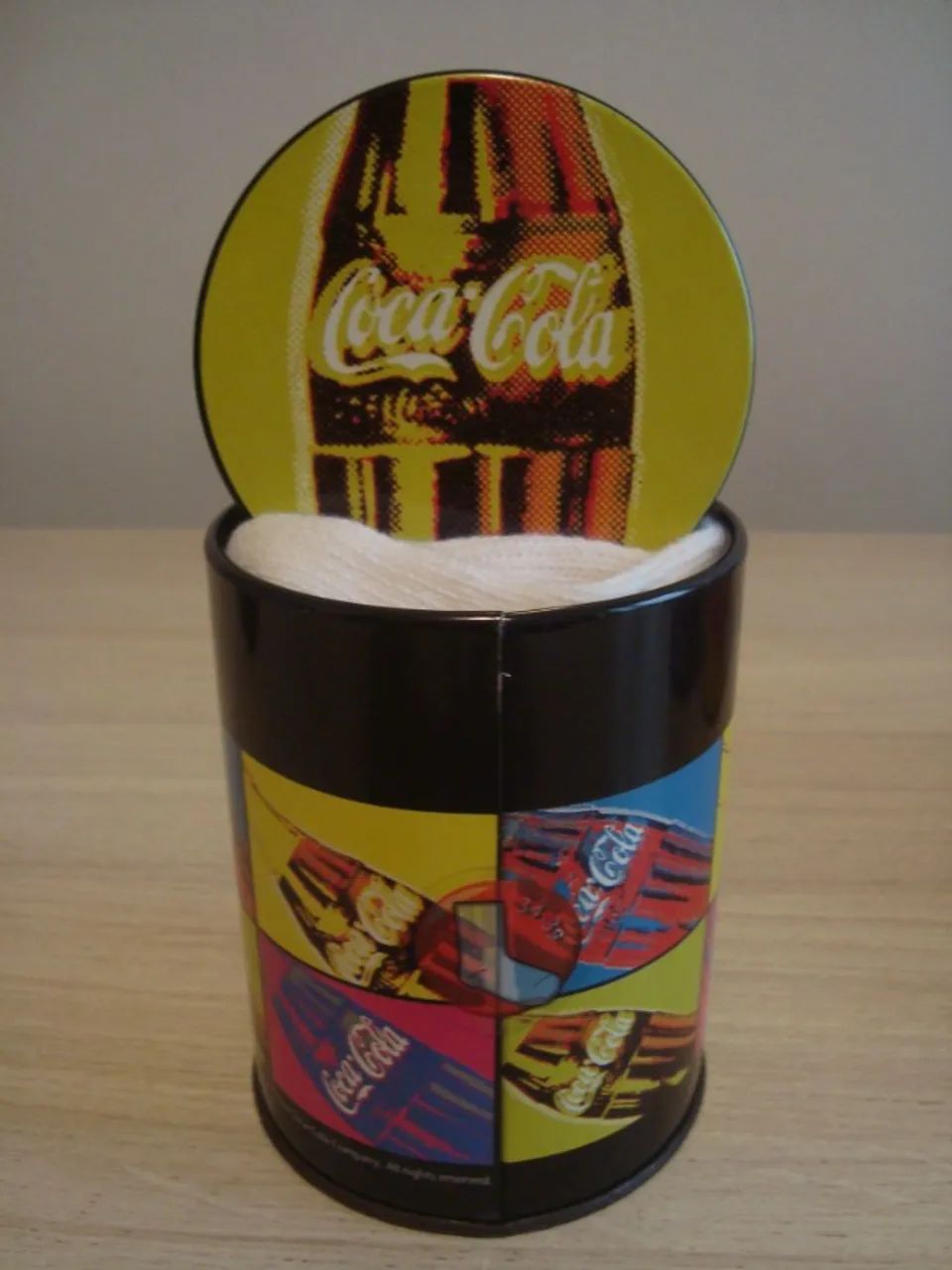 3 Latas Coca Cola com pares de meias - Foto 4