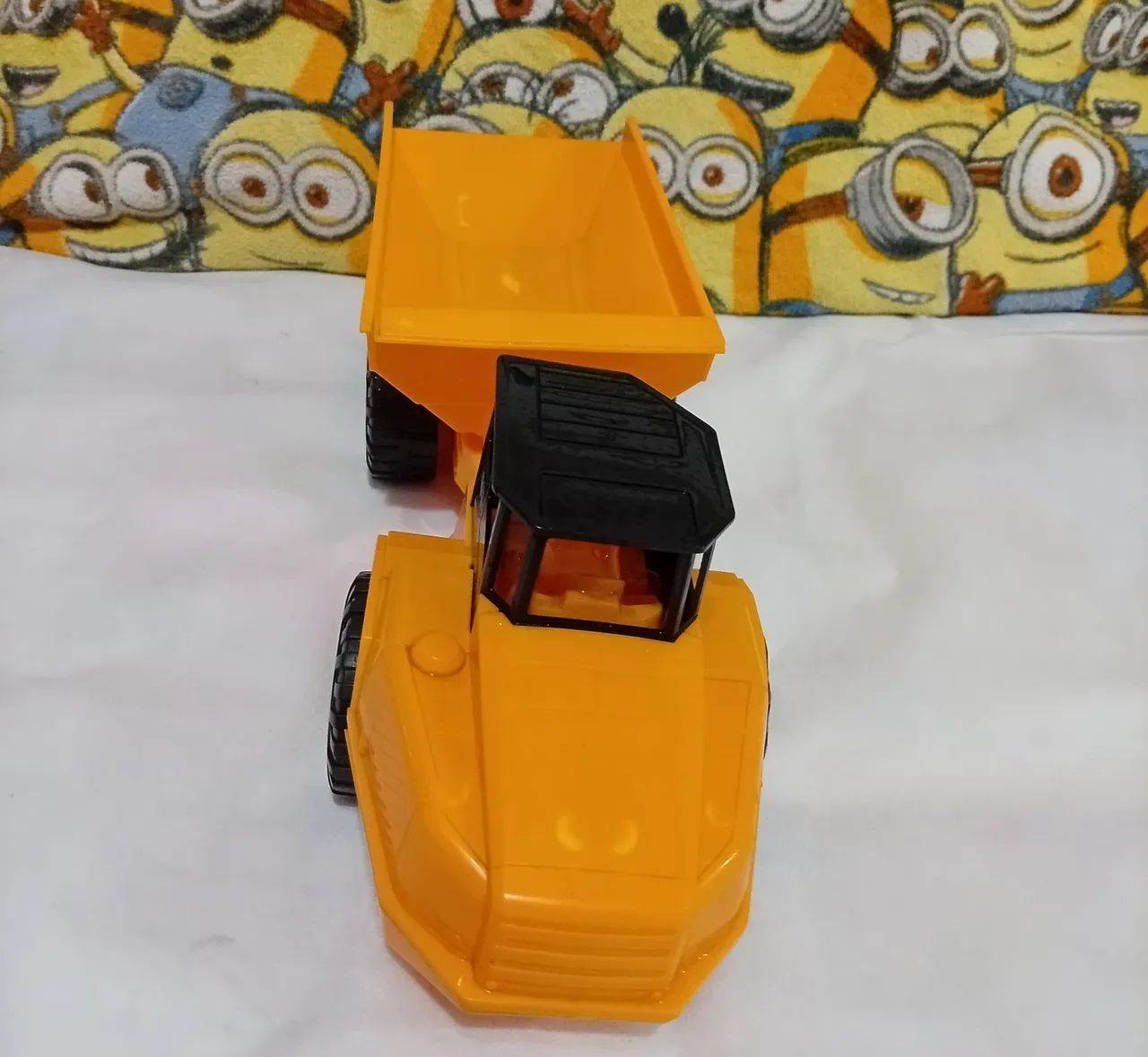 Caminhão com caçamba 