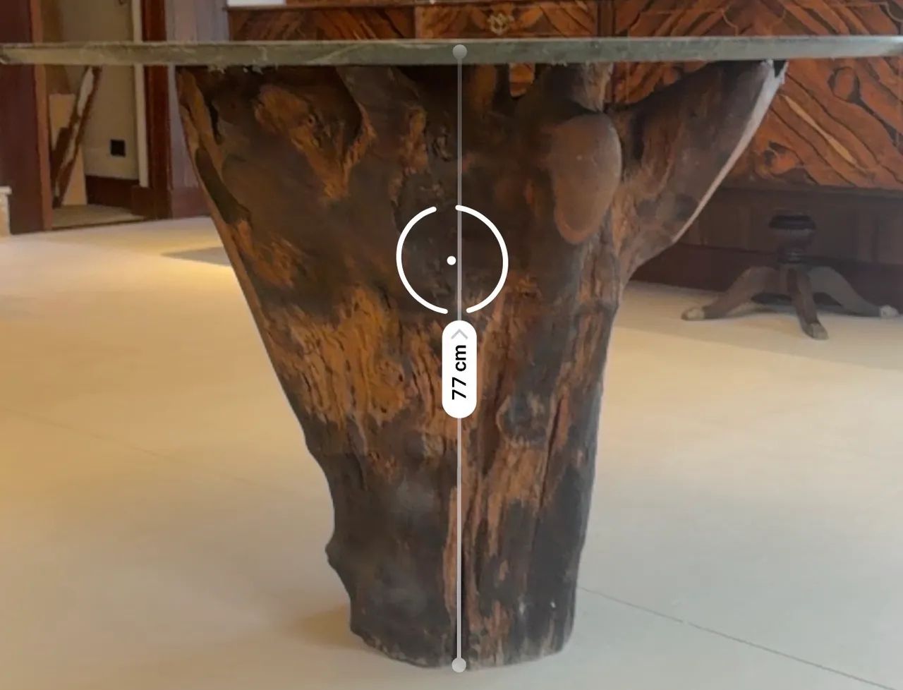 MESA NOBRE EM MÁRMORE E TRONCO  - Foto 3