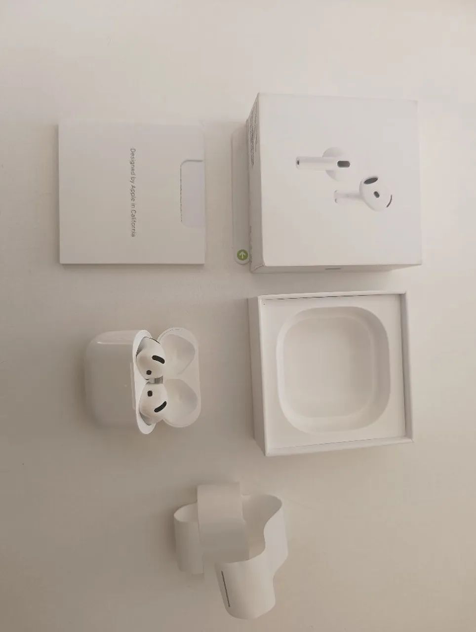 Apple AirPods 4 - com Cancelamento de Ruído 