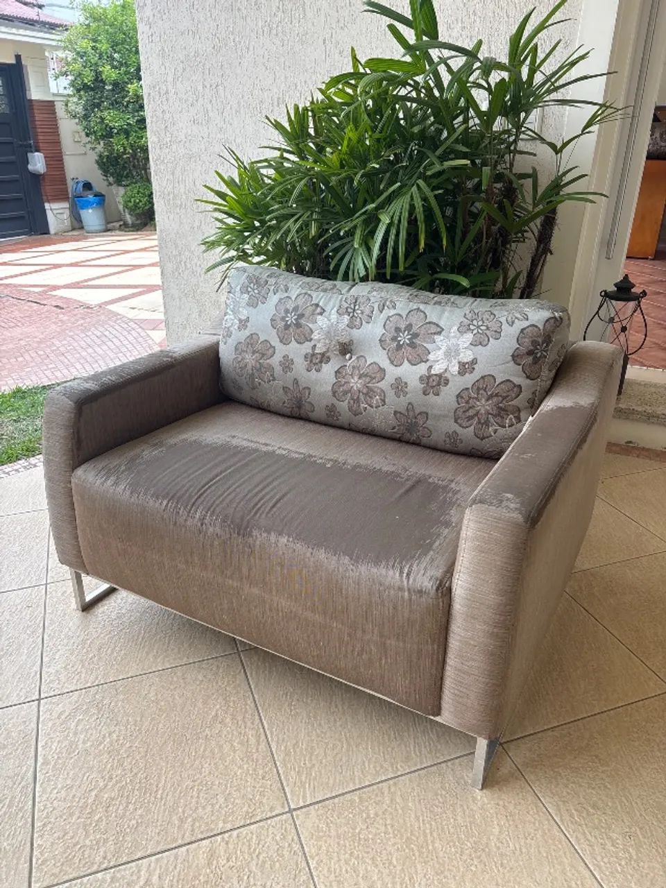 Conjunto de estofado com poltrona e namoradeira , com cachepô , 2 mesas de apoio lateral e - Foto 4