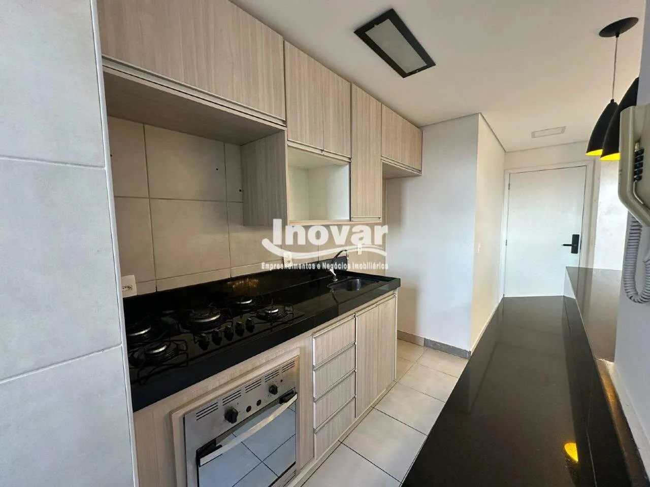 Apartamento 2 quartos com suíte, varanda com cortina de vidro, marcenaria completa e lazer - Foto 4
