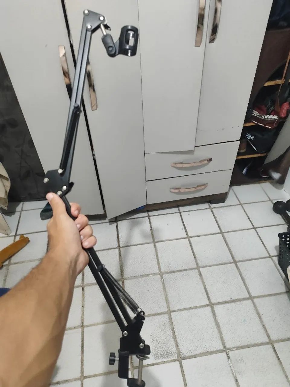 Suporte articulado para microfone de mesa da Multideis , modelo MI-4122