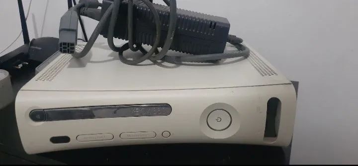 XBOX 360 BRANCO +4 JOGOS SEM CONTROLES  FONTE COM PROBLEMA  - Foto 4