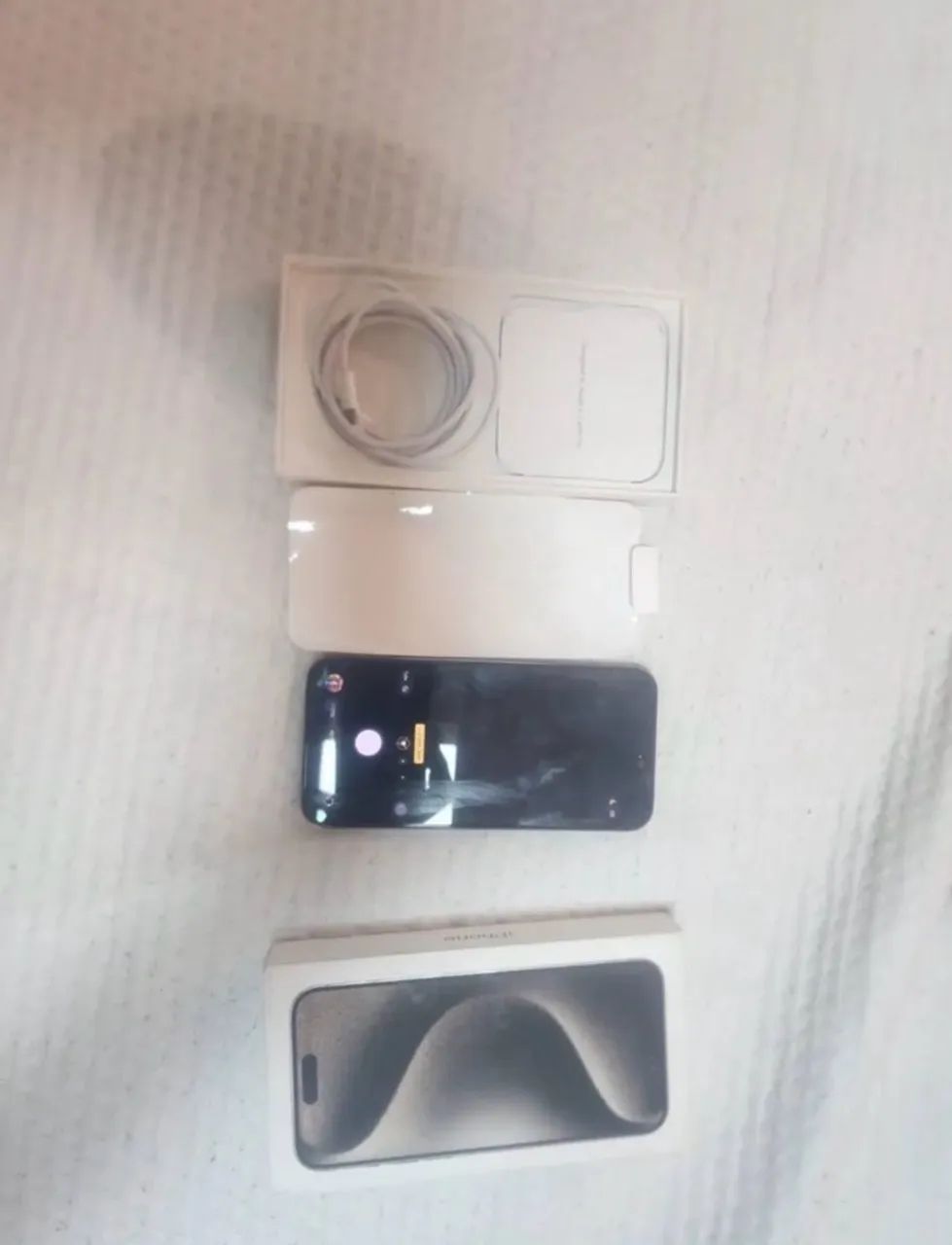 Vendo iPhone 15 pro Max  caixa e cabo 