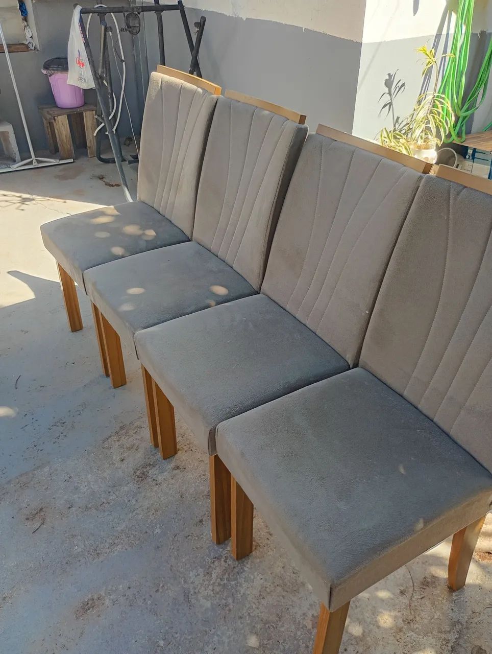 Mesa com tampo de vidro e 4 cadeiras bem conservadas entrego  - Foto 2