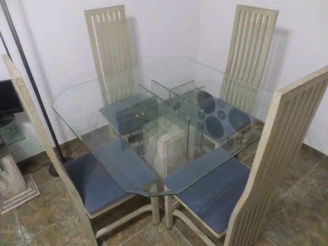 Mesa de Vidro 1,10m X 1,10m e 4 Cadeiras