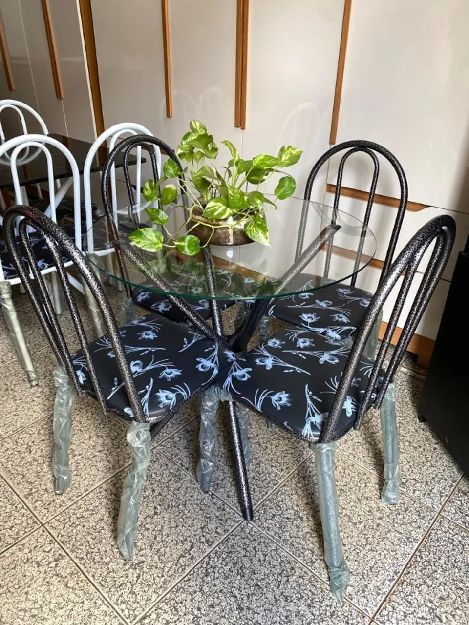Jogo de Mesa de Cozinha com 4 Cadeiras Nova, Entrego 