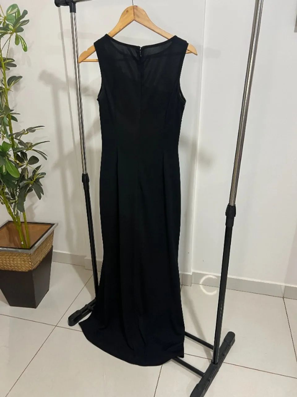 VESTIDO DE FESTA LONGO PRETO COM BORDADOS E TULE - CLÁSSICO E ELEGANTE - Foto 3