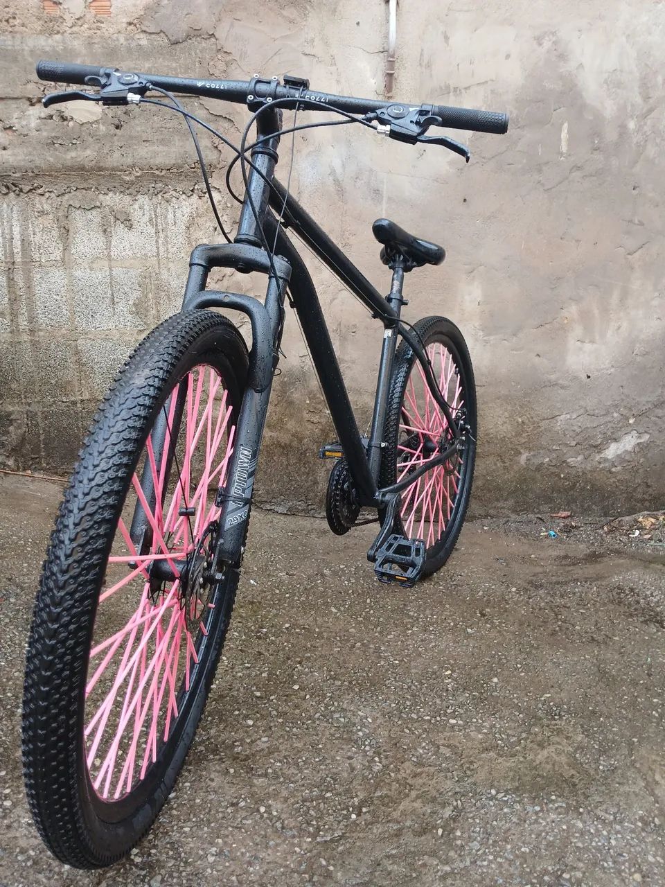 Bicicleta Colli Aro 29 - Preta com Raios Rosa - Conservada - Foto 2