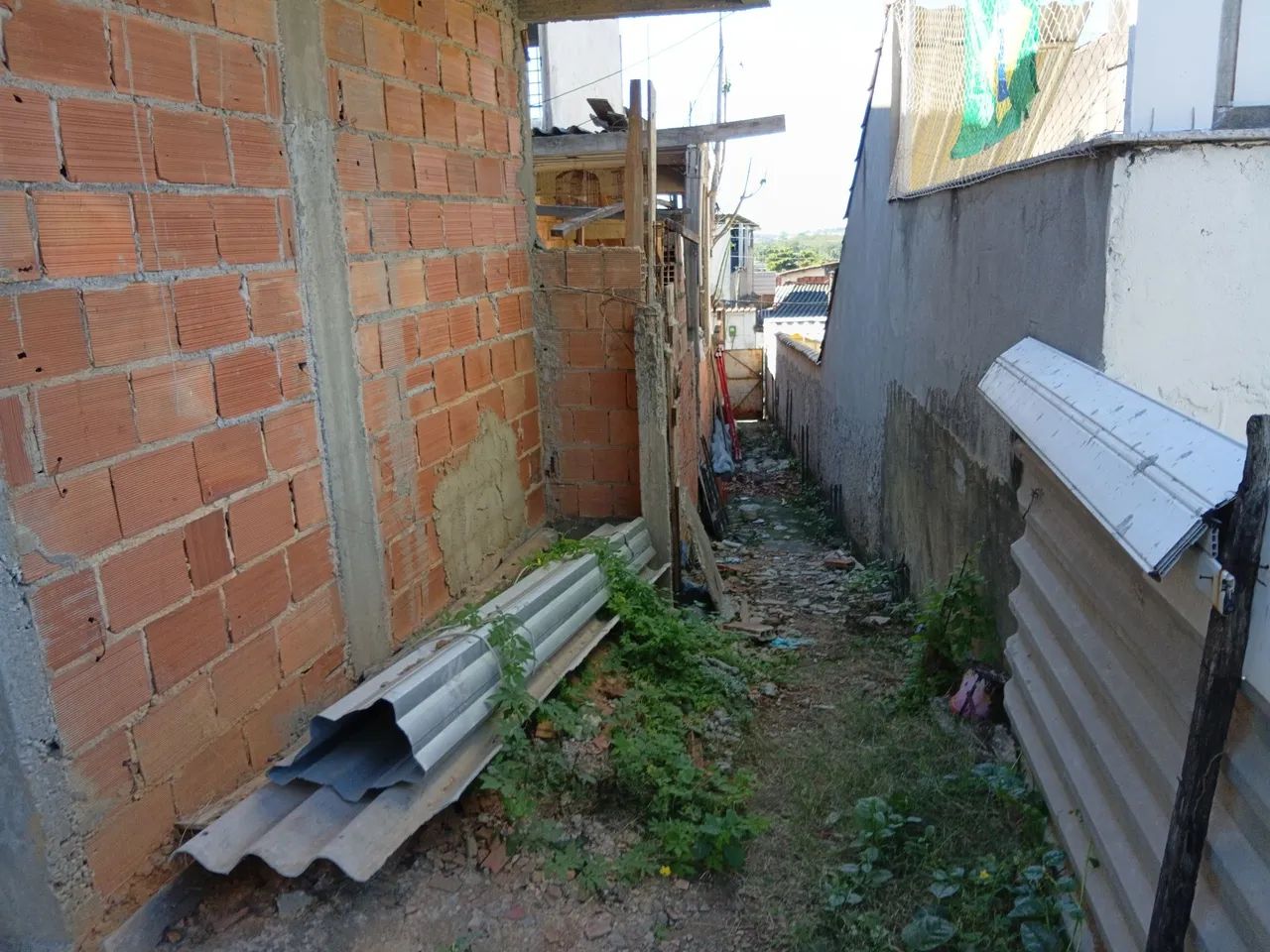 VENDO TERRENO COM UMA CASA PARA FINALIZAR  - Foto 3