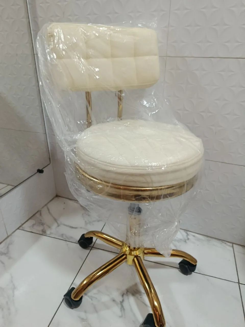 Mocho dourado elegante 
