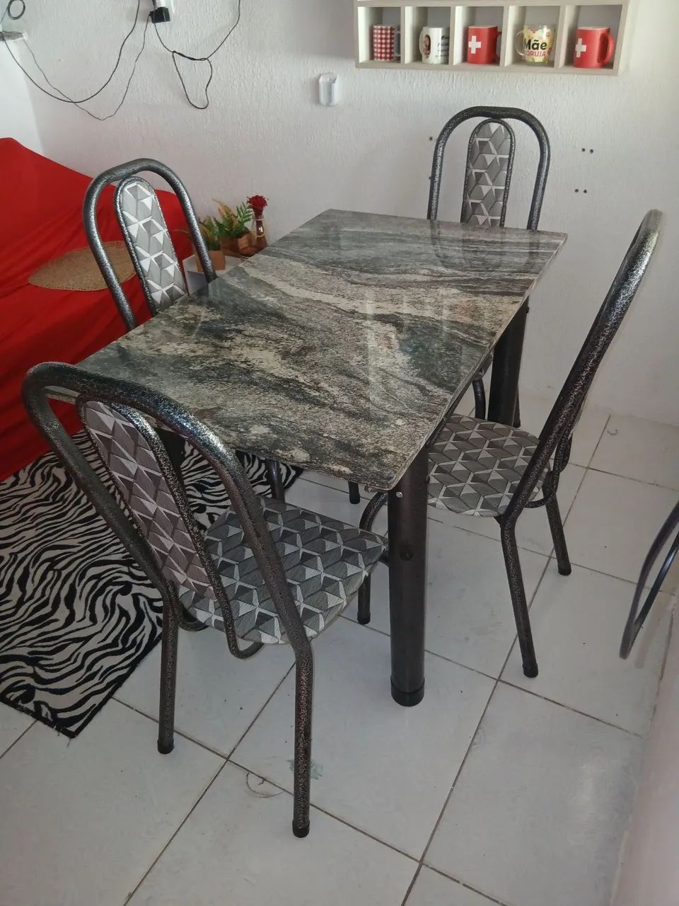 Mesa com jogo de 4 cadeiras - Foto 2