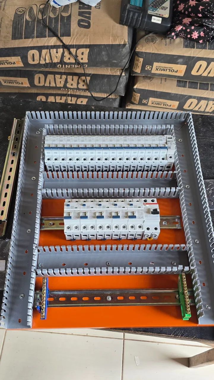 Montagem de Quadros elétricos residenciais e industriais. - Foto 2