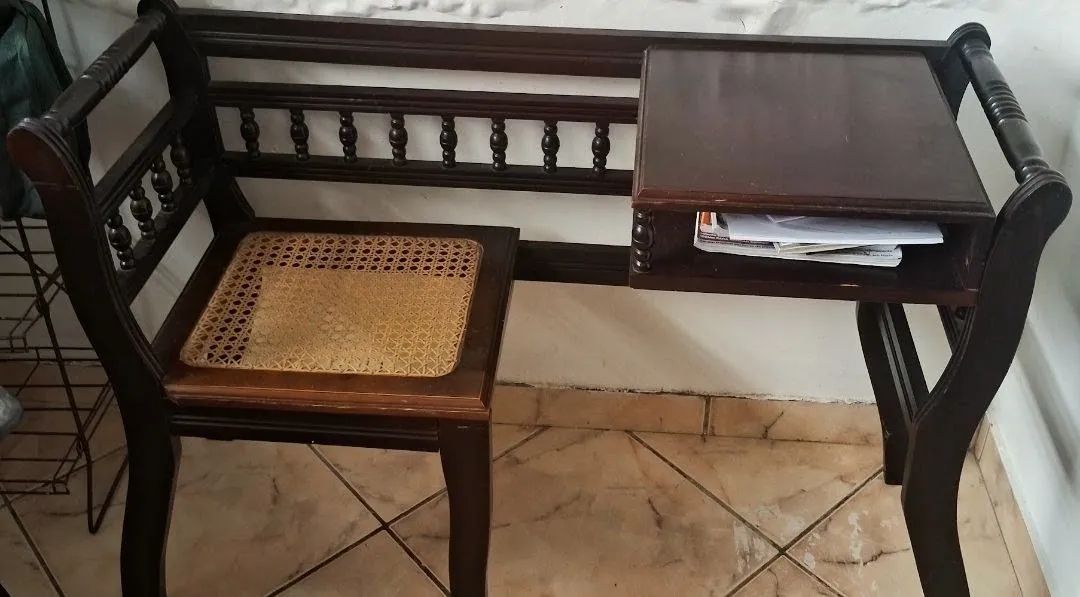 Mesa antiga de telefone de madeira