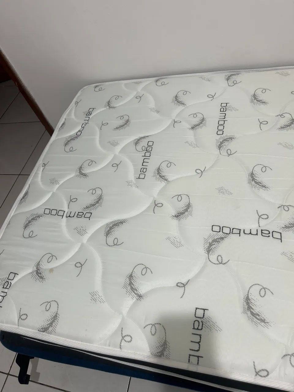 Base de cama com colchão 