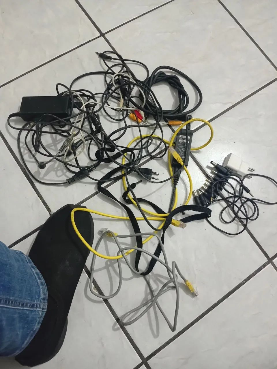 Cabos diversos e carregador de notebook  - Foto 3
