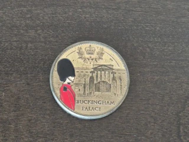Moeda Palácio Buckingham. Souvennir Viagem Inglaterra. No Estado! - Foto 2