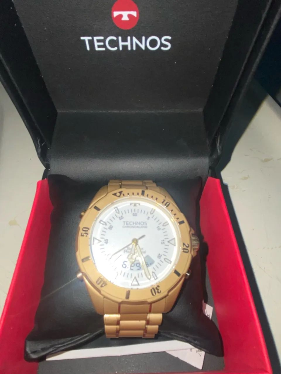 Relógio dourado TECHNOS 