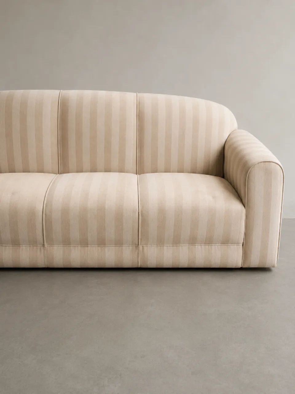 Sofá 3 Lugares Clássico em Tecido Listrado Bege - Design Atemporal - Foto 2