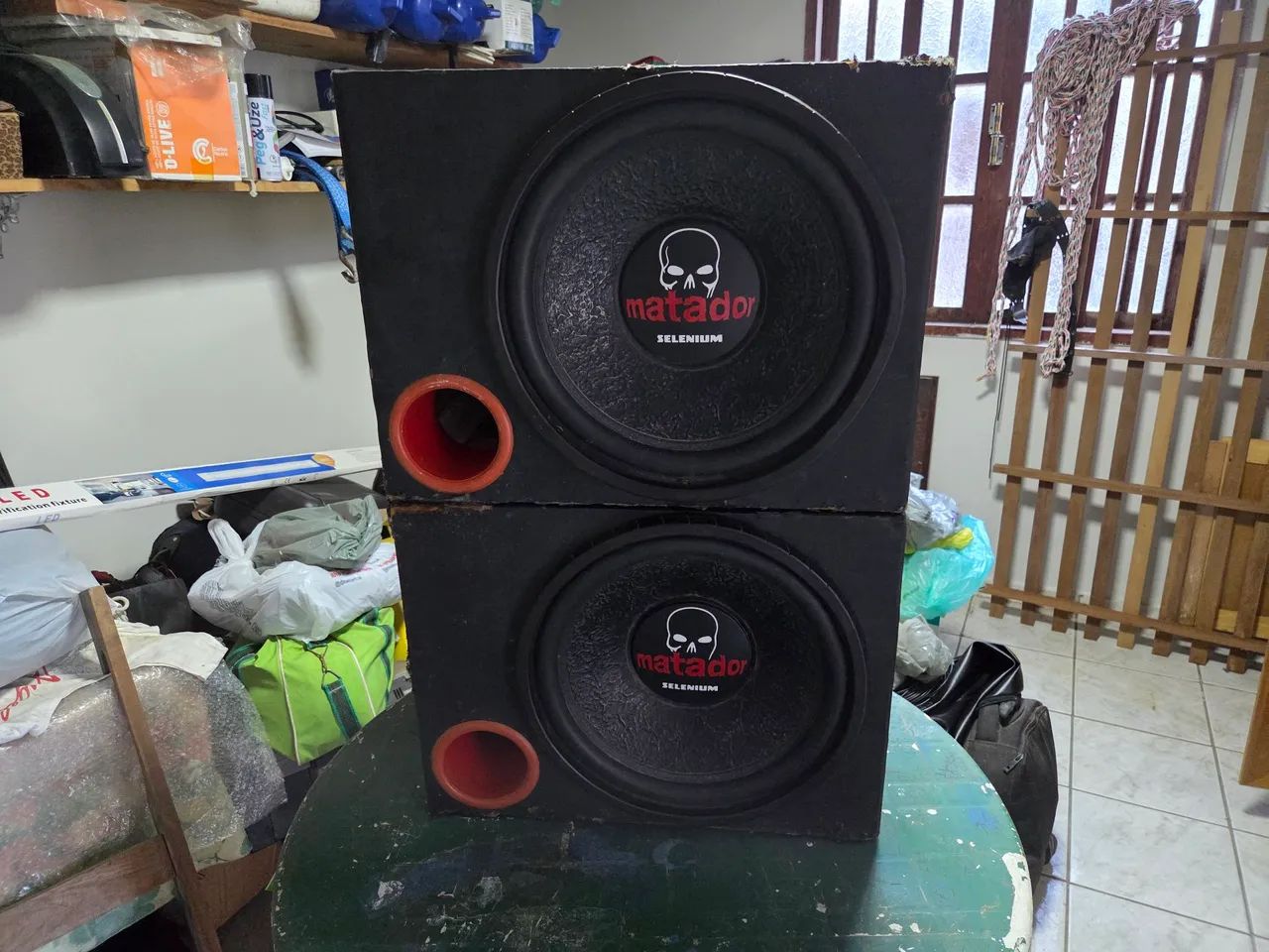 Vendo duas caixas de som com auto falantes de 15 polegadas de 600W de RMS por 2.000 reais