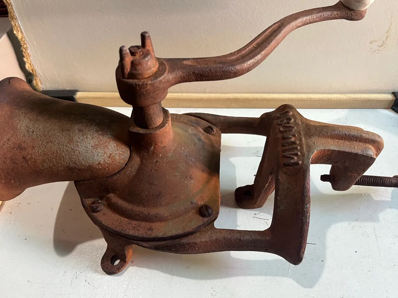 moedor de grãos manual antigo da marca Mimoso N3