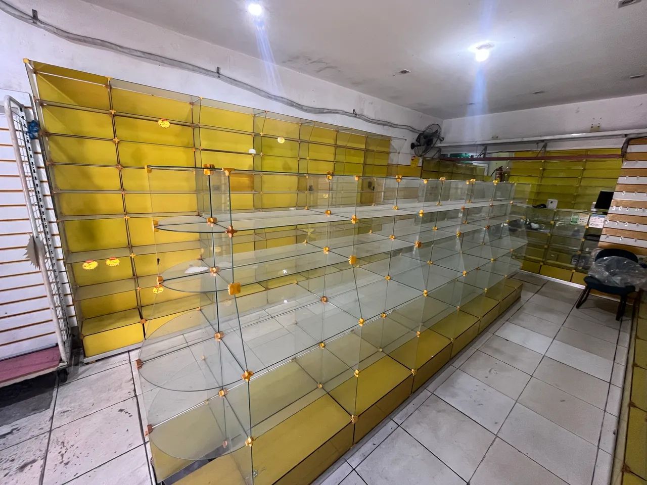 Vendo Gondolas para loja e farmácia e perfumaria 