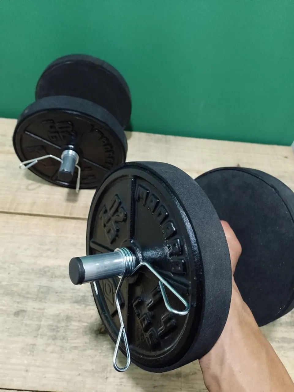 PAR DE HALTERES DE 4KG COM ANILHAS DE CONCRETO