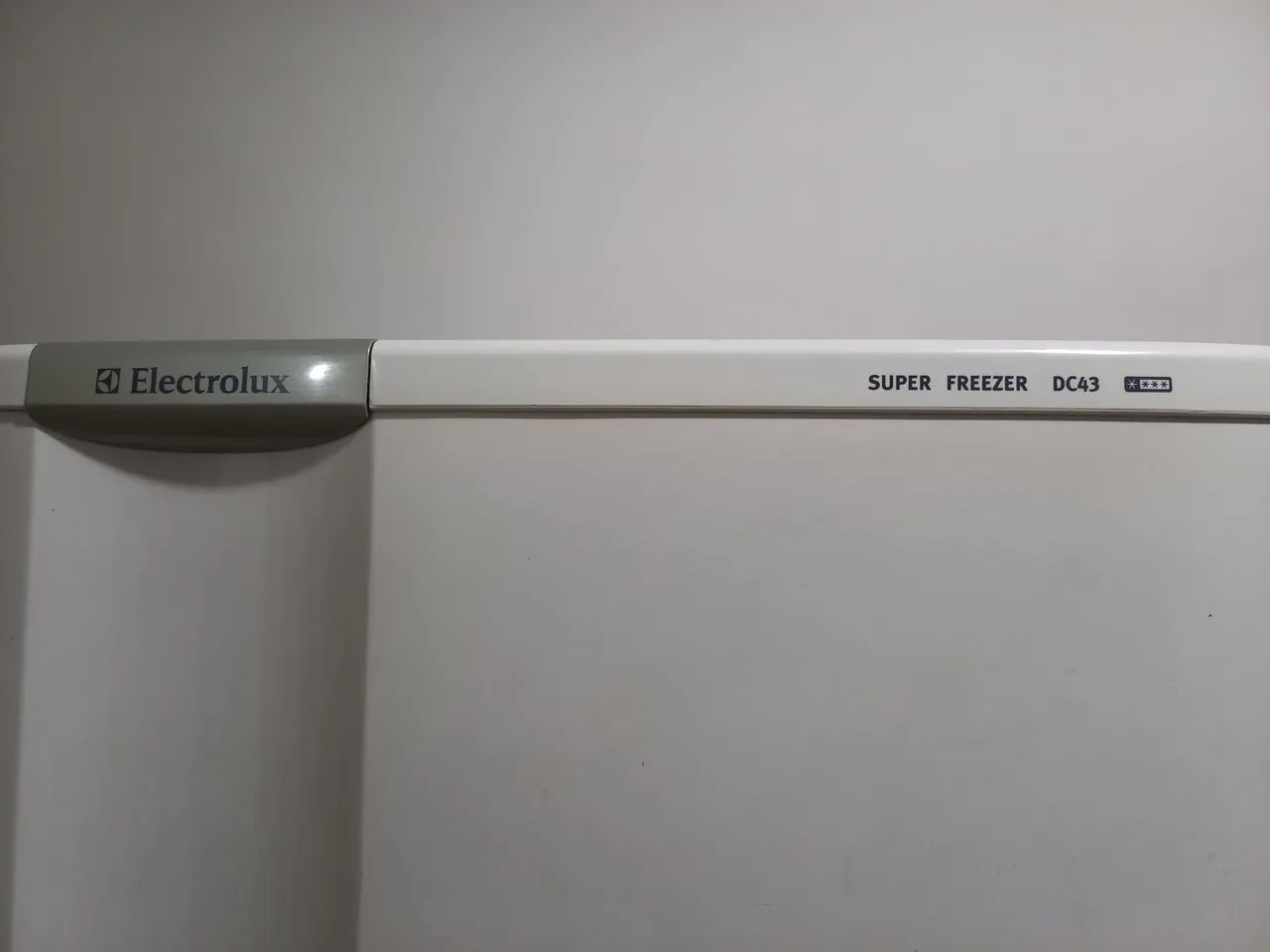 VENDE-SE GELADEIRA ELETROLUX COM DEFEITO.  - Foto 2