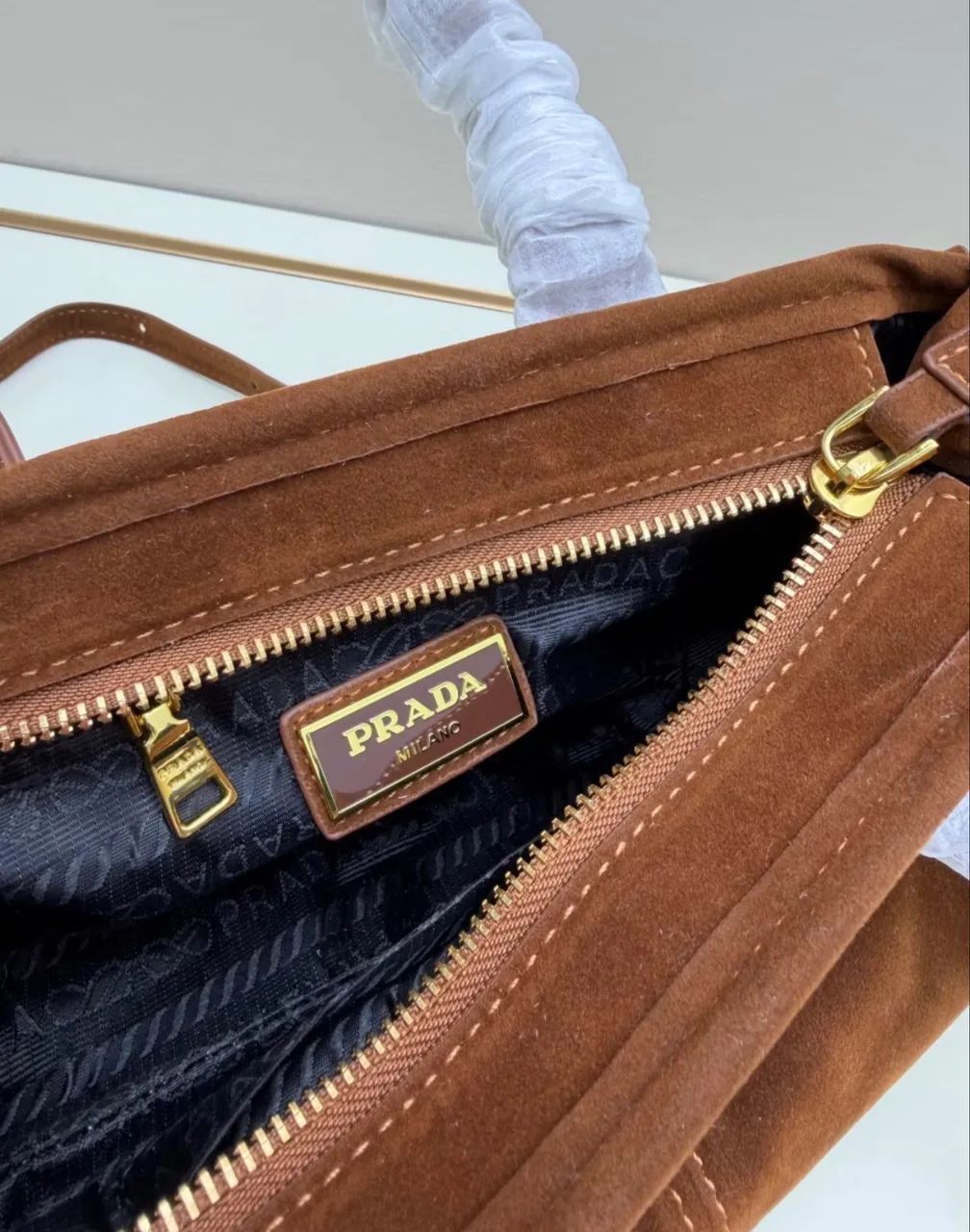 Bolsa Prada Bonnie Mini camurça - marrom   - Foto 3
