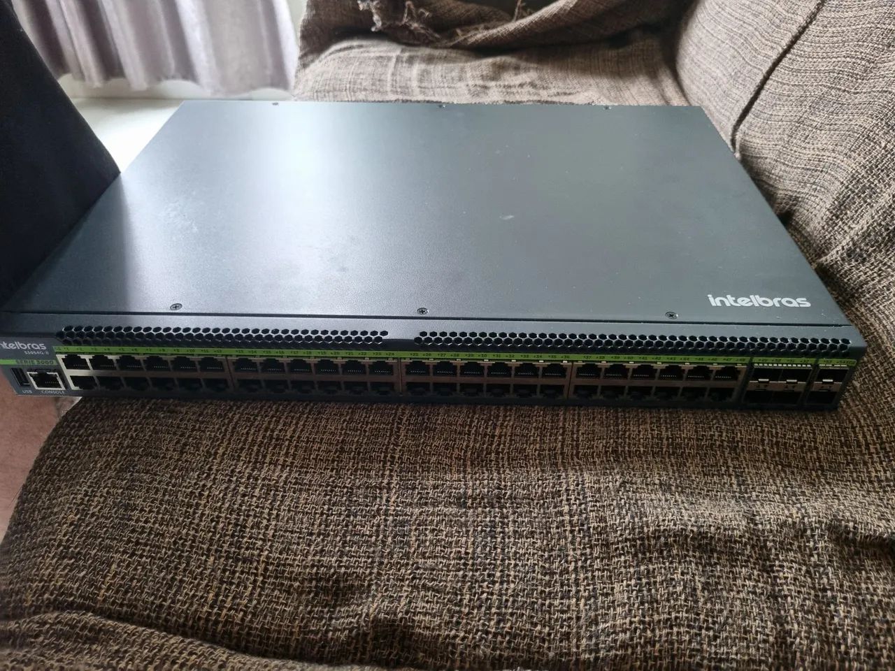 Switch Intelbras Layer 3 48 Portas 4 Portas SFP - Foto 2