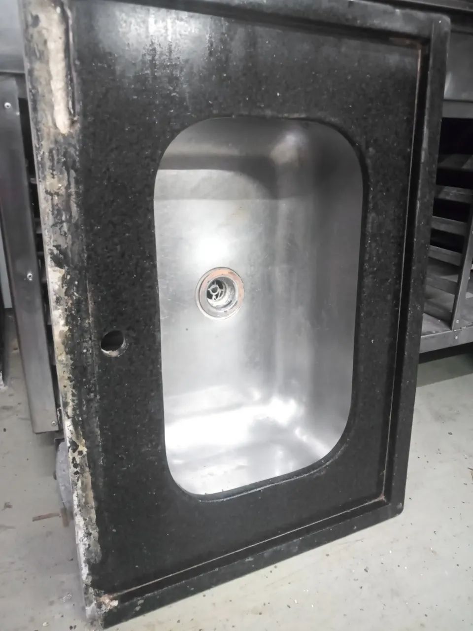 Pia de granito com cuba de inox 