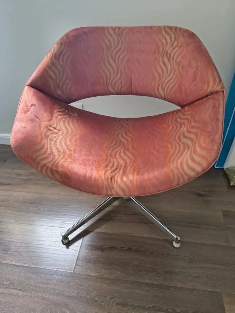 Poltrona Giratória Modelo Iris Com Base De Alumínio Estampado Geométrico 