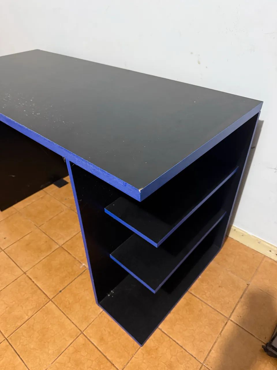 Mesa para Computador/Escritório com Nichos Laterais - Preta - Foto 2