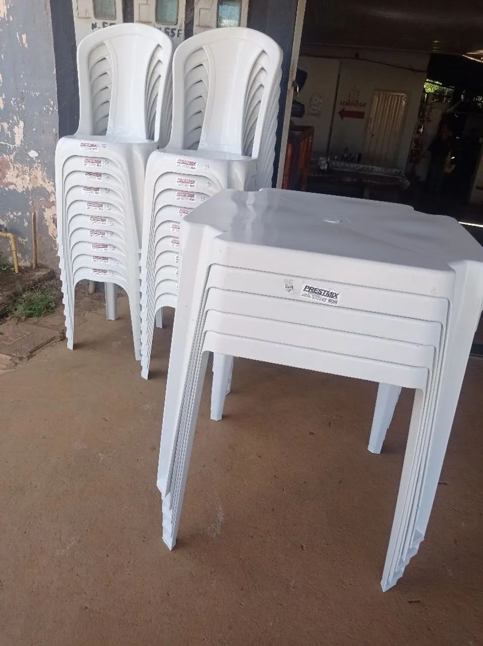 Conjunto 4 Cadeiras e 1 mesa novos. 