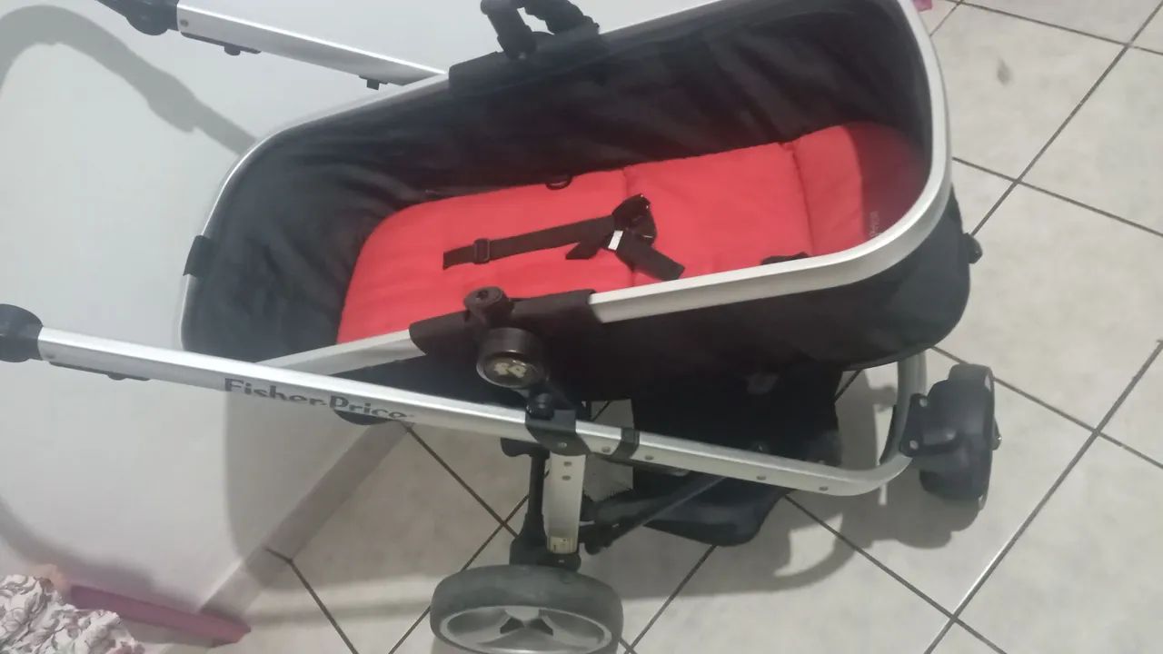Carrinho de bebê  em perfeito estado , apenas 2 meses de uso .
