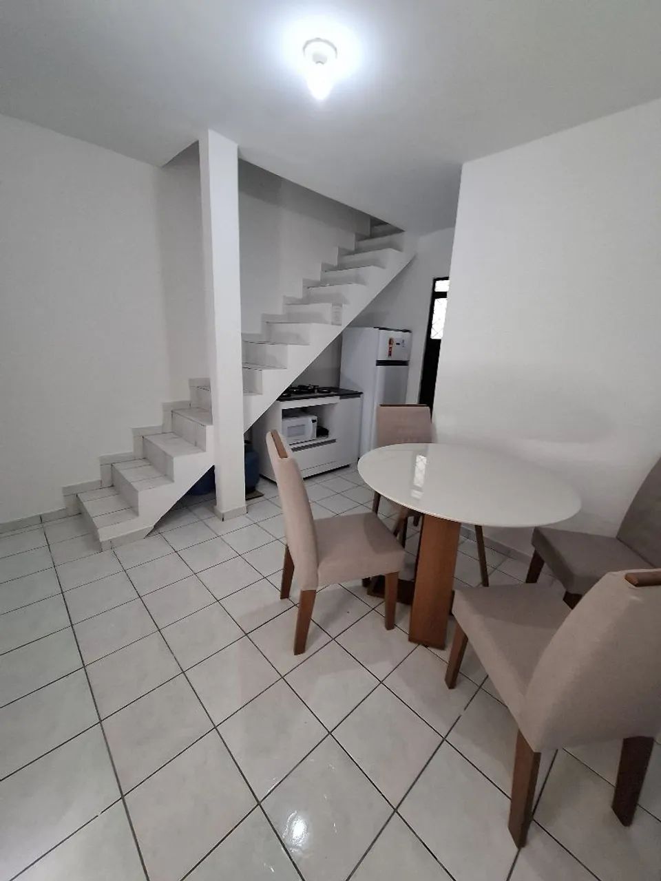 Aluga-se apartamento mobiliado no 31 de Março 