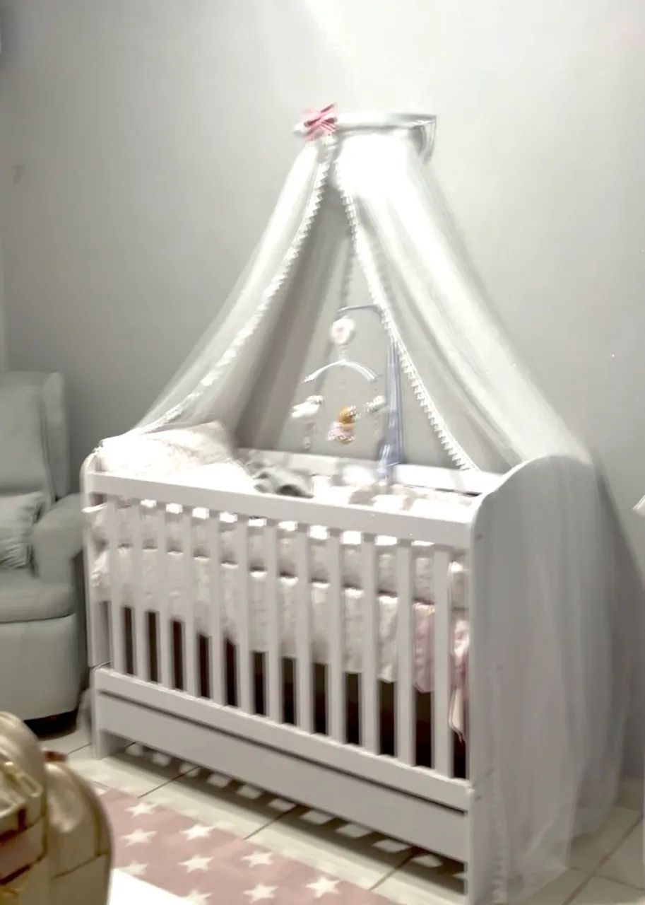 Berço com colchão e cortinado 