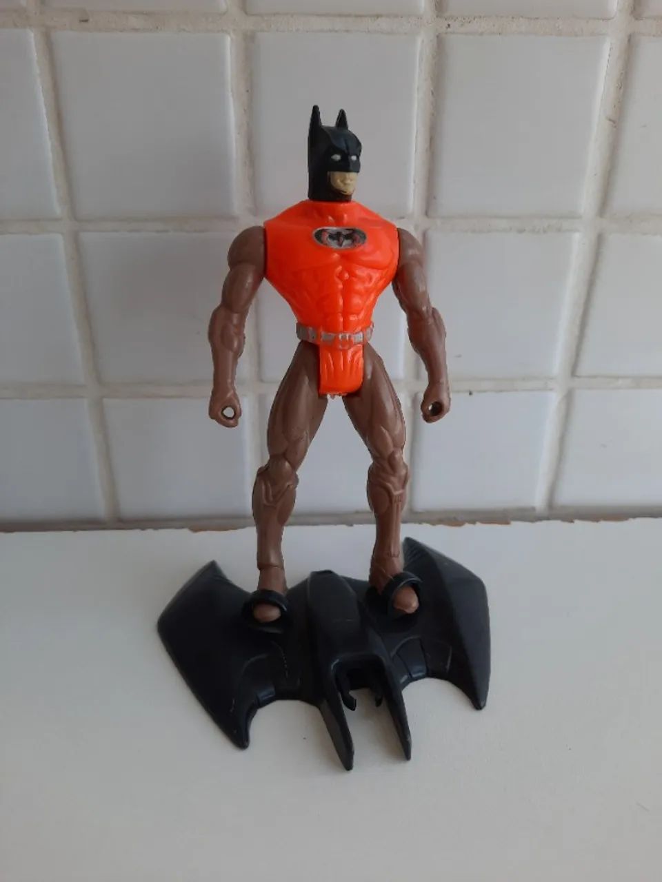 Boneco do Batman de traje laranja clássico anos 90 - Foto 3
