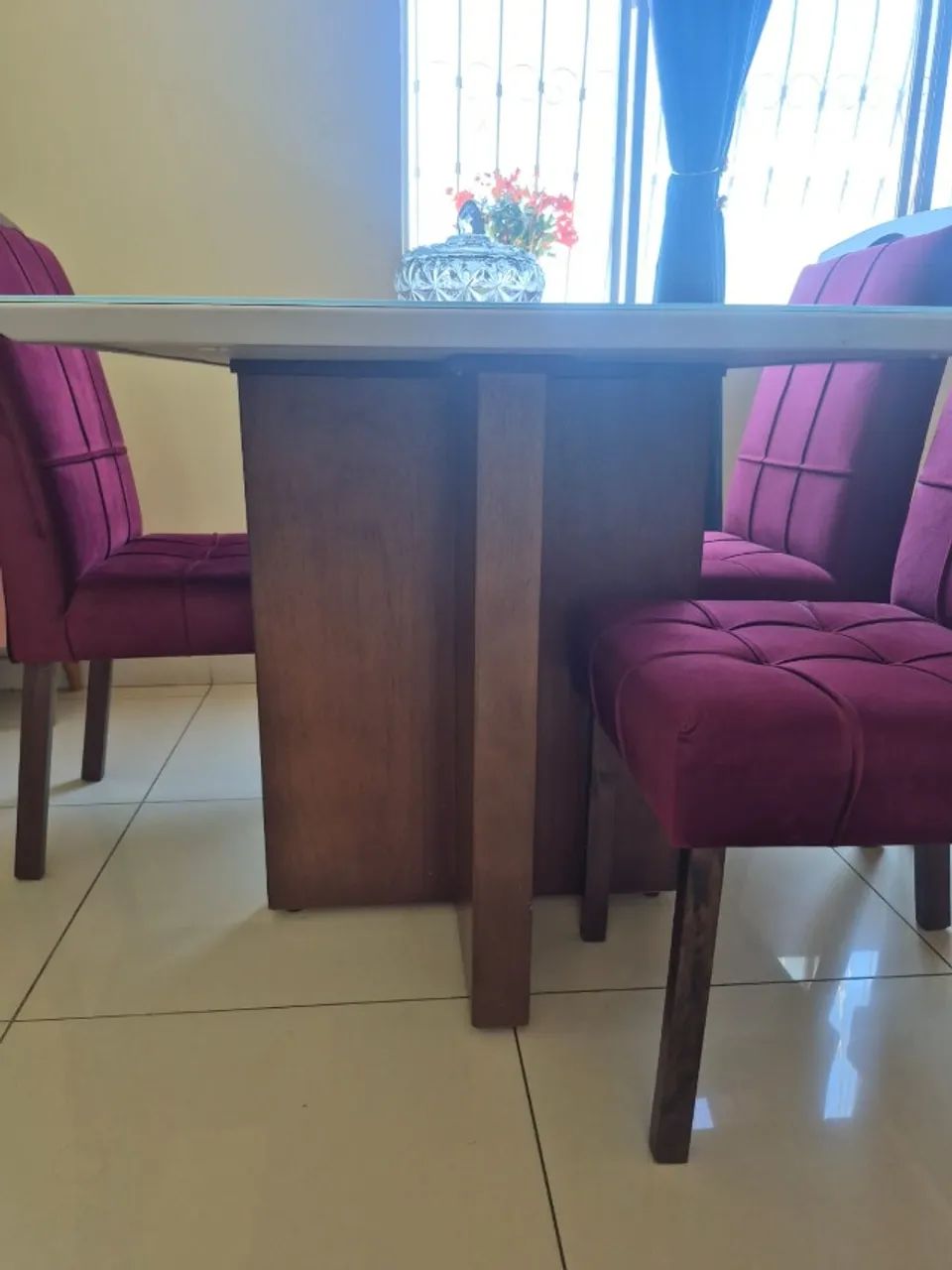 MESA COM 4 CADEIRAS TAMPO DE VIDRO - Foto 2