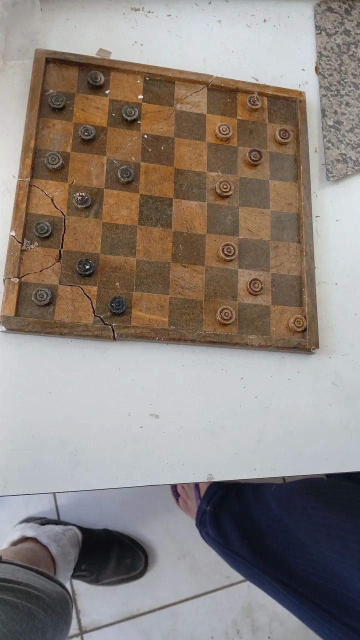 Jogo de xadrez e damas de pedra de sabão quebrados 