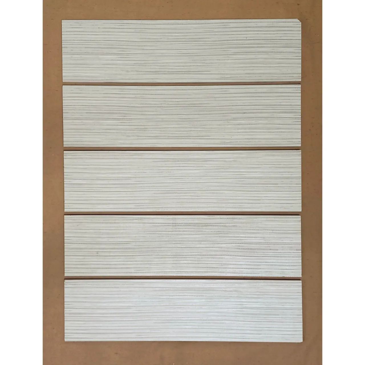 Porcelanato Portinari bege listras marrons. Caixa com 5 peças. Só tenho 1 caixa.