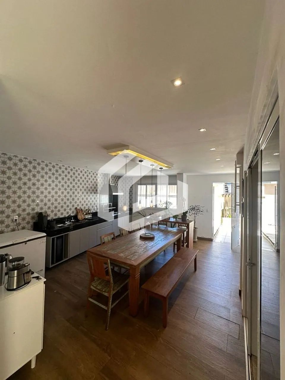 Casa térrea de 330m², 3 quartos+suite, reformada em Maruípe.