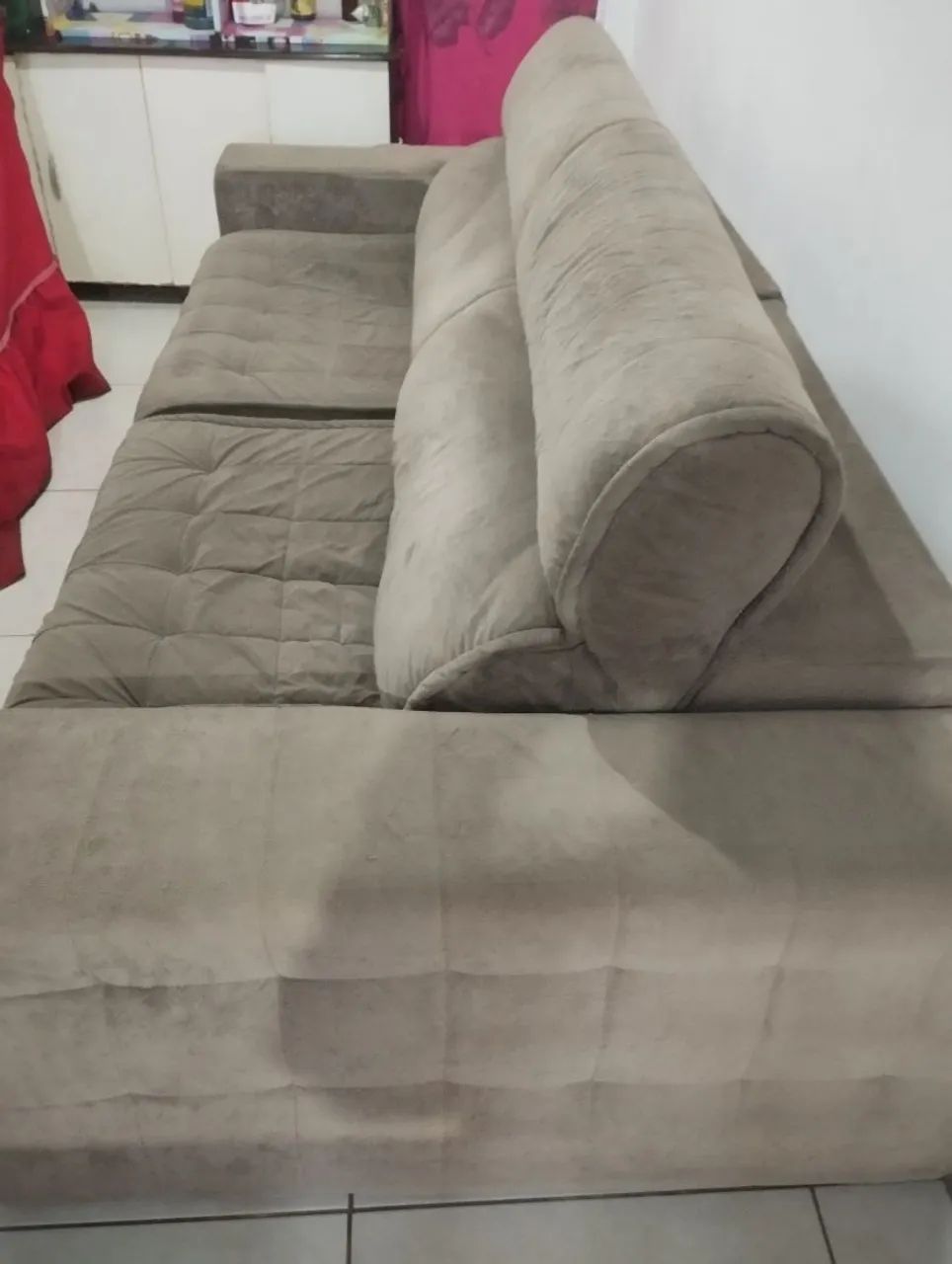Sofá retrátil ( bege ) aveludado 3 lugares 
