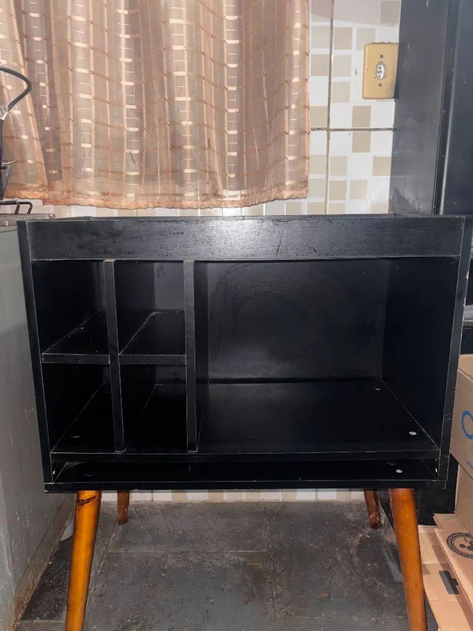 Armário/Rack Preto com Pés de Madeira