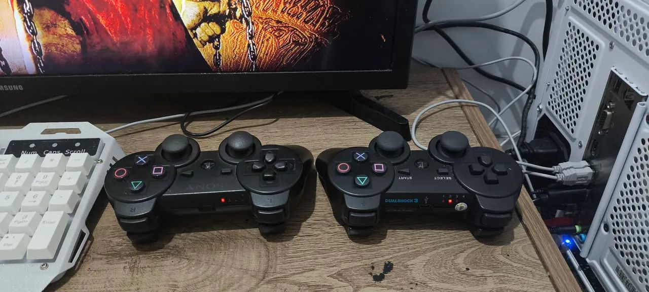 PS3 S SLIM, DESBLOQUEADO HEN, 2X CONTROLES E 15 JOGOS - Foto 4