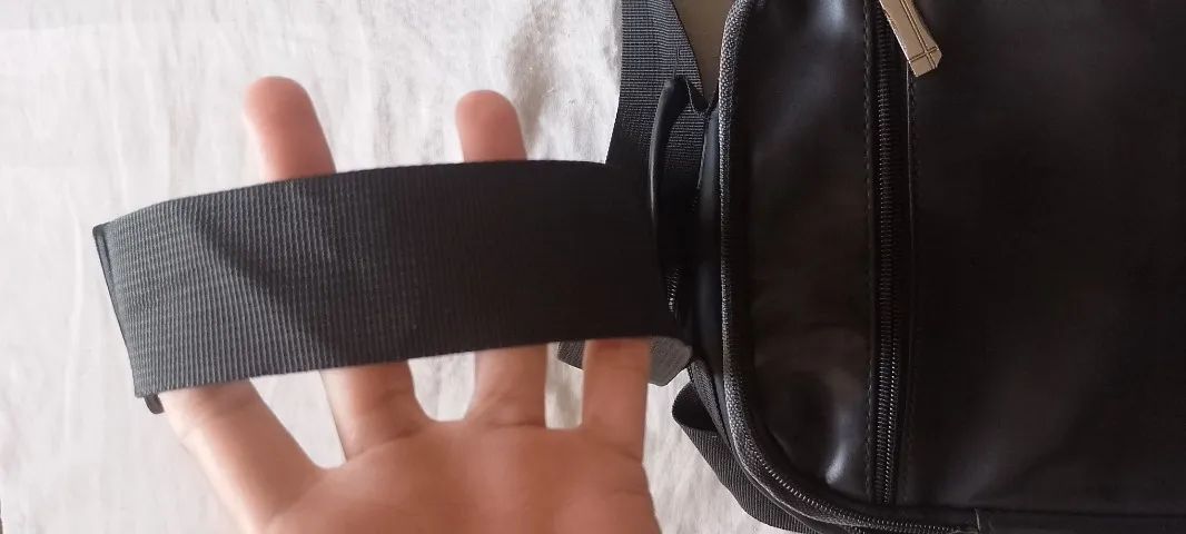 Bolsa transversal preta com alça - Foto 5