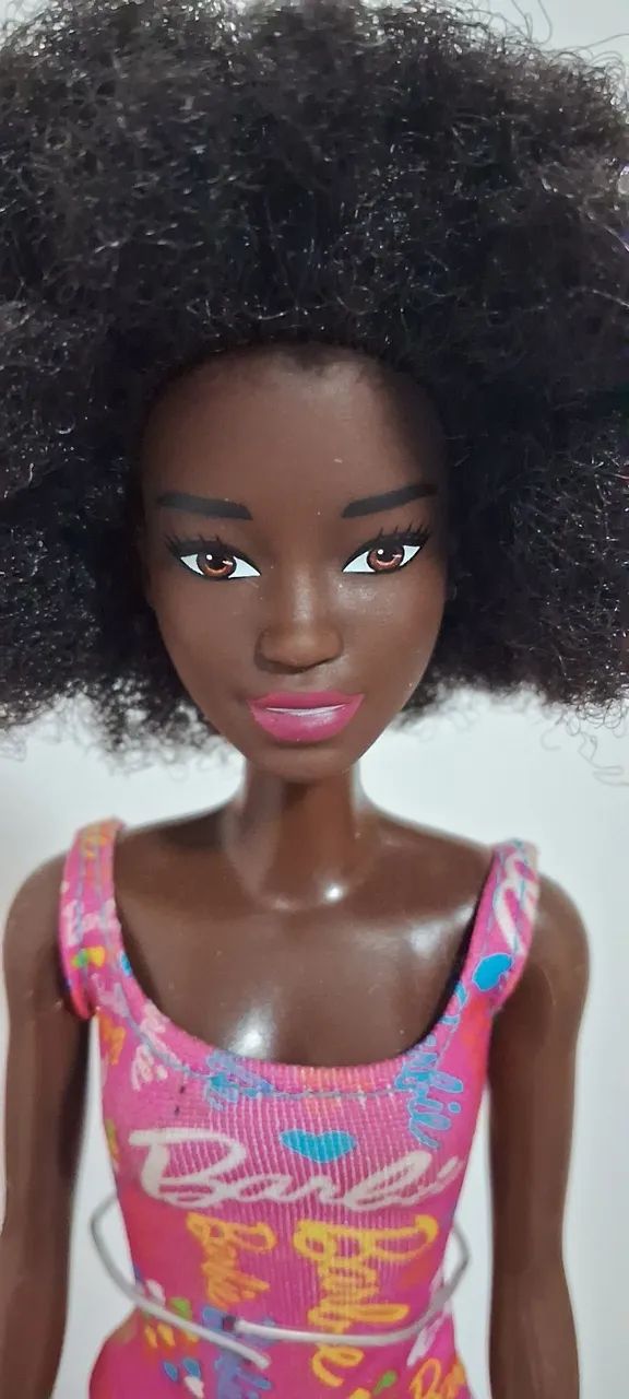 Barbie negra antiga usada 