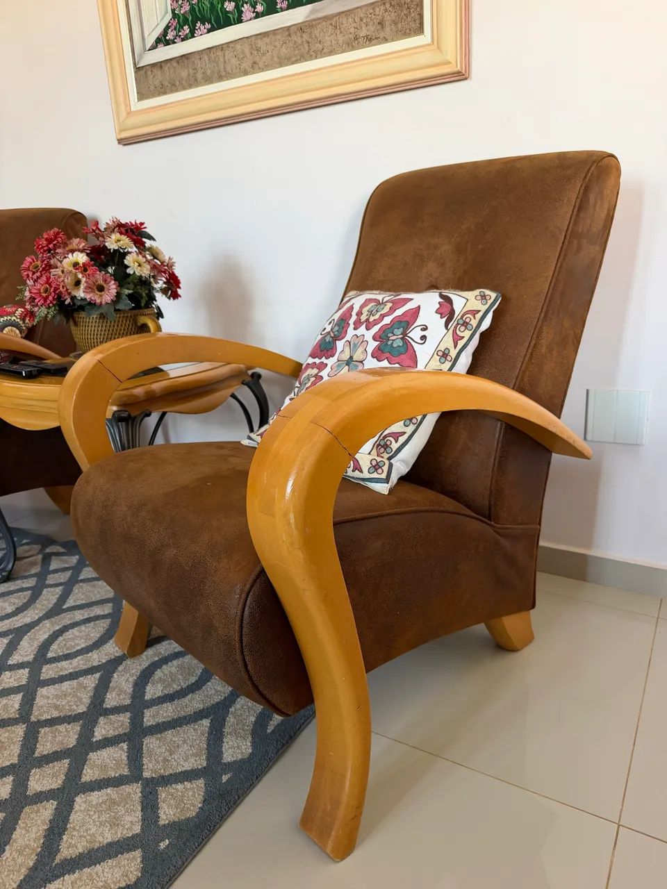 2 poltronas marrons + mesa de centro - Foto 2
